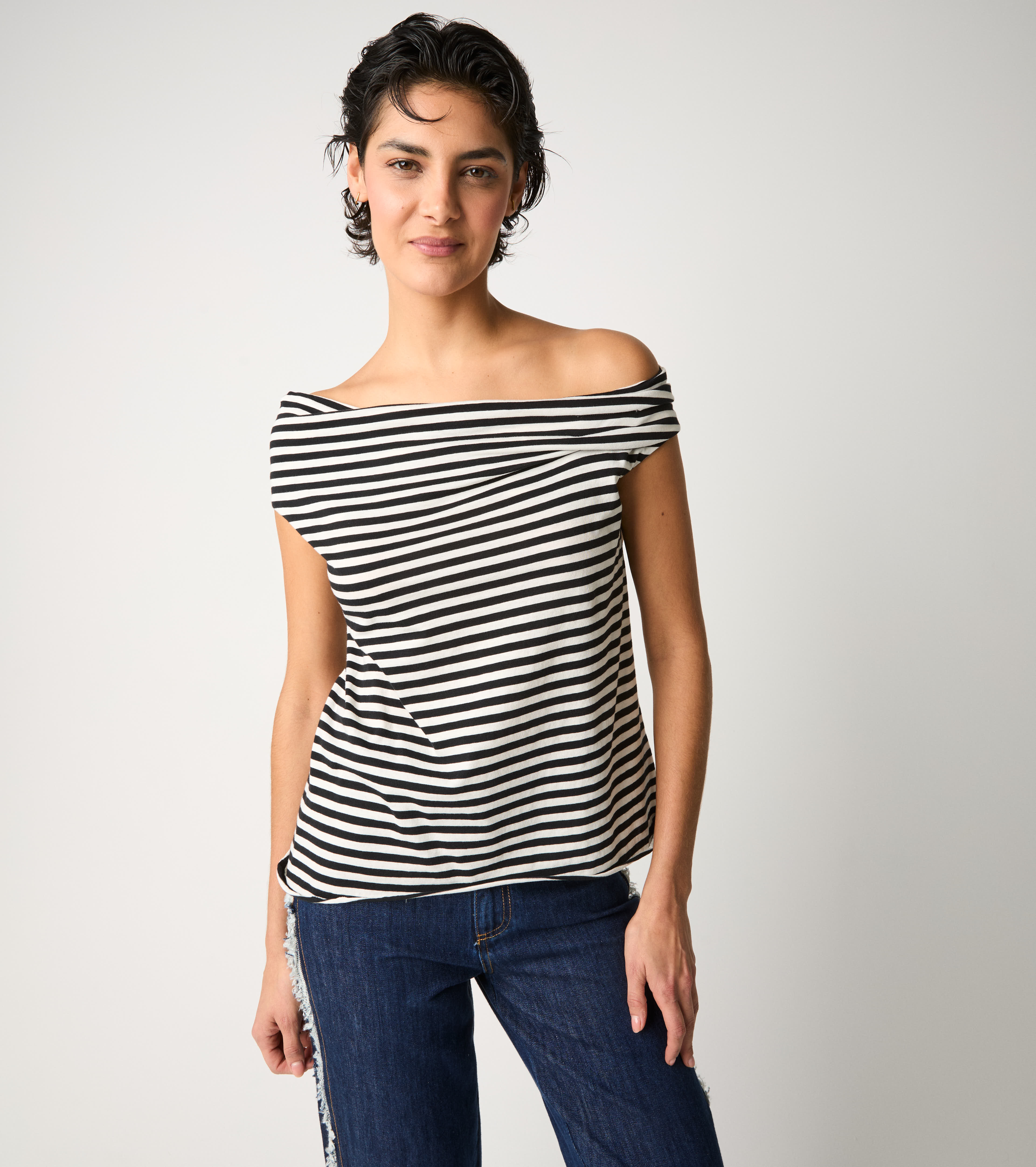 T-shirt off the shoulder a righe ecrù