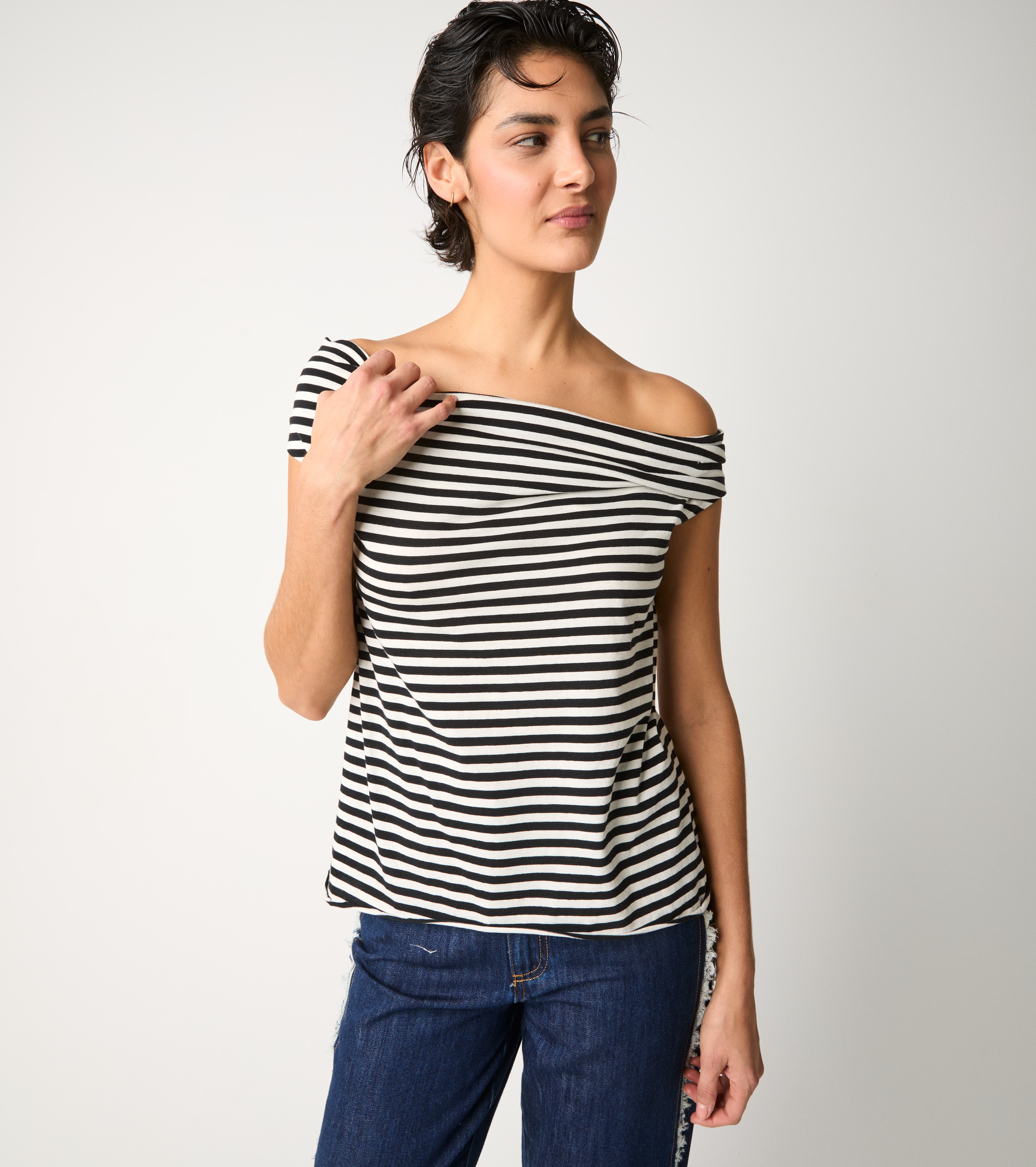 T-shirt off the shoulder a righe ecrù