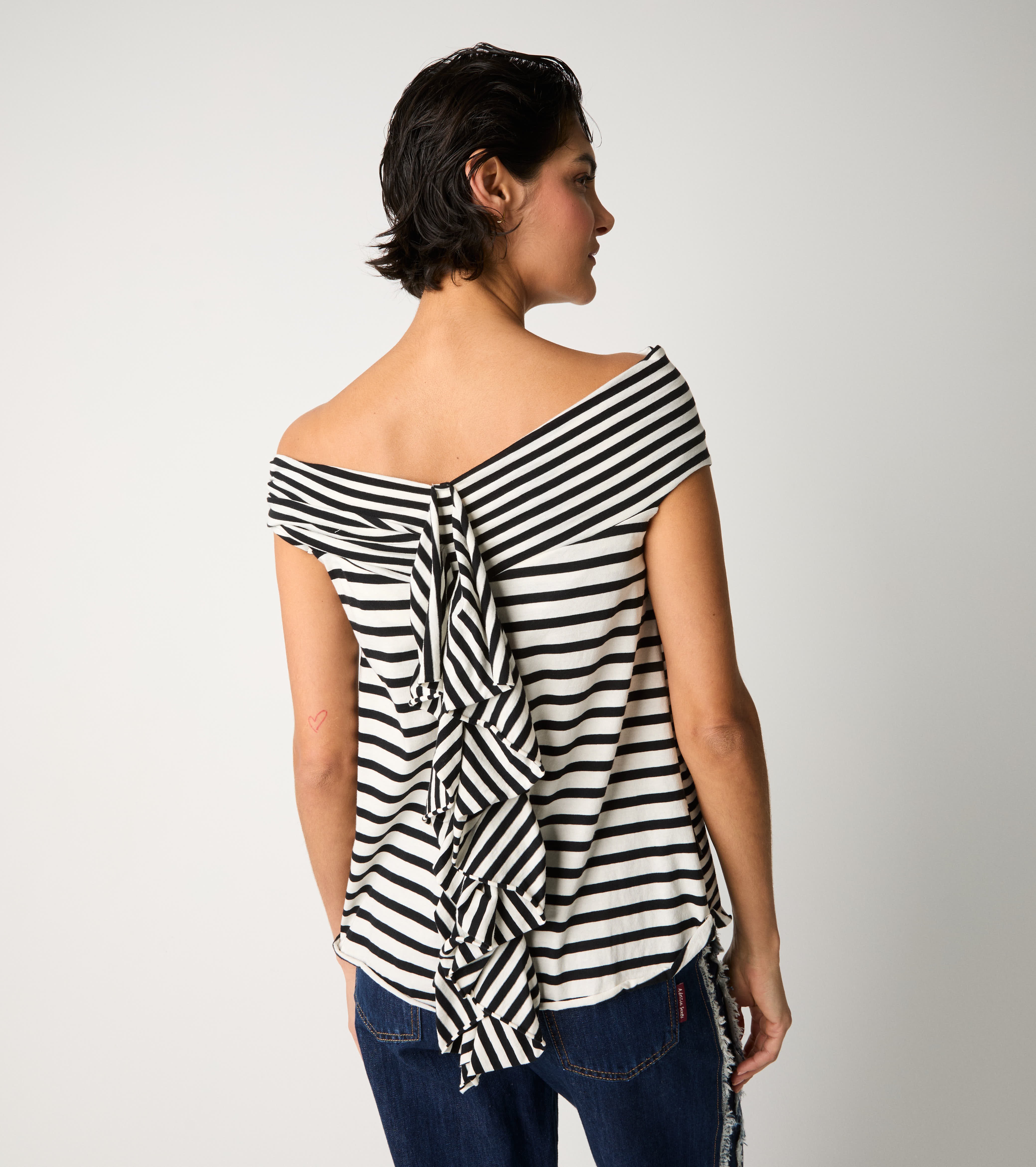 T-shirt off the shoulder a righe ecrù
