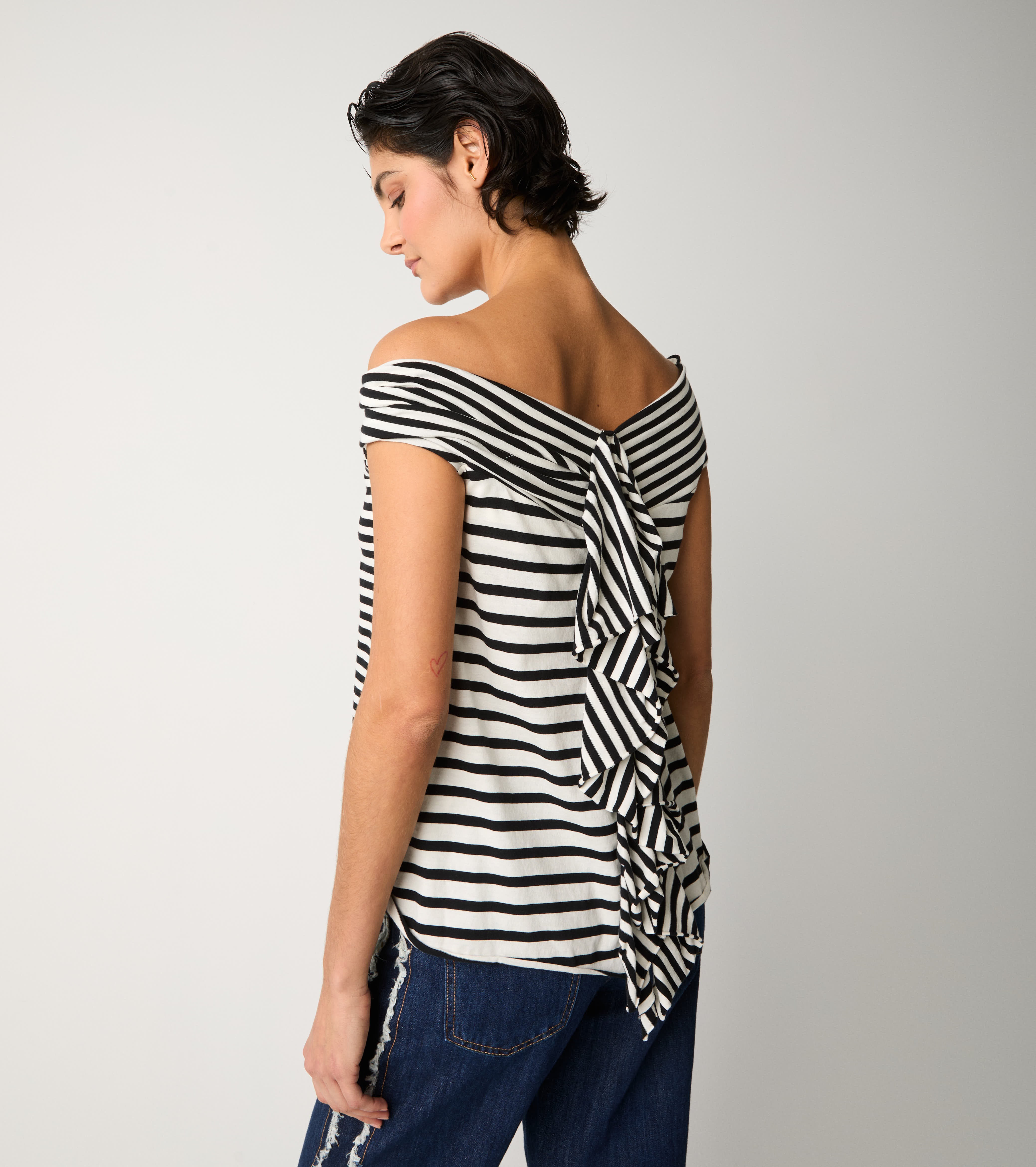 T-shirt off the shoulder a righe ecrù
