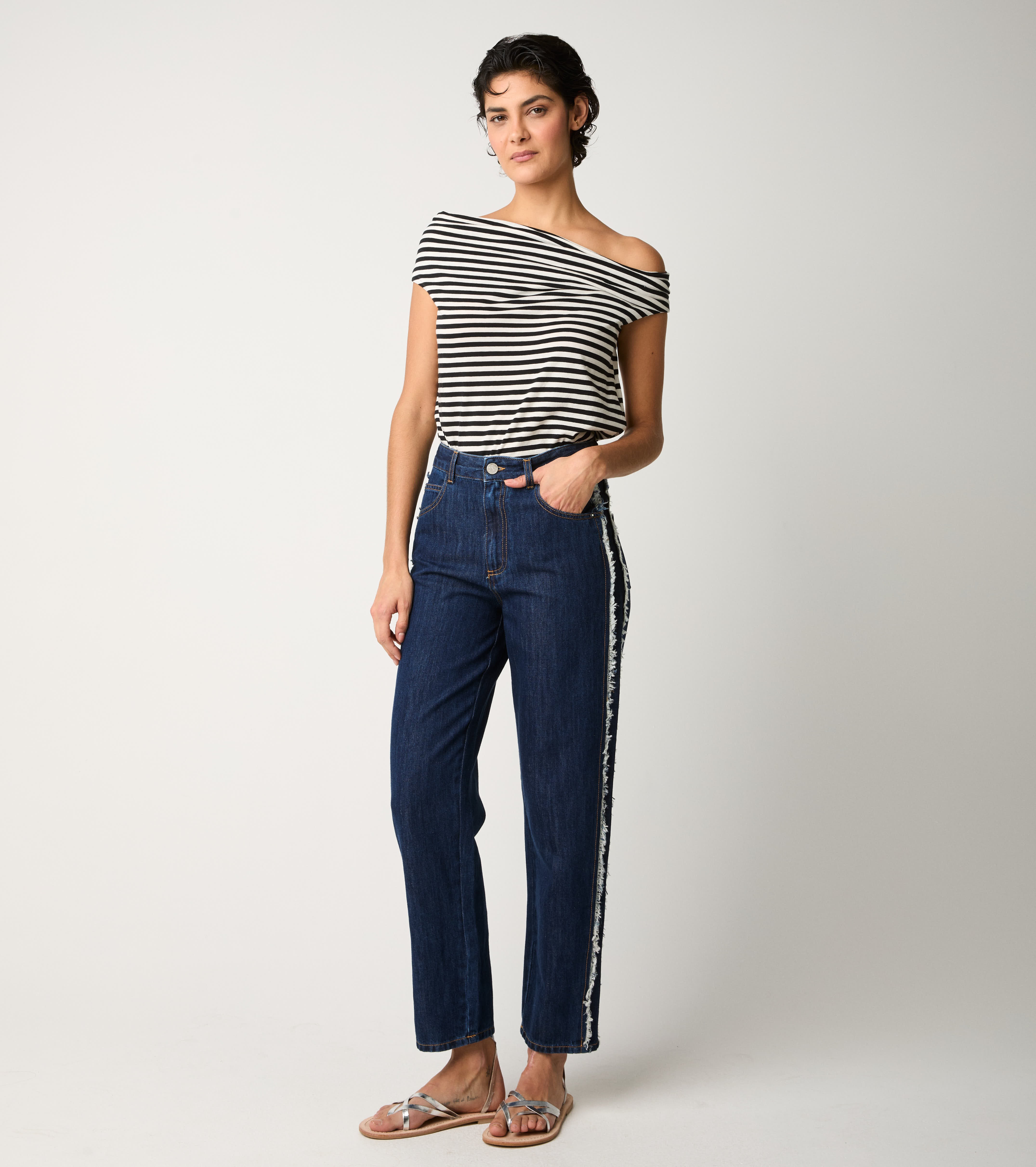 T-shirt off the shoulder a righe ecrù
