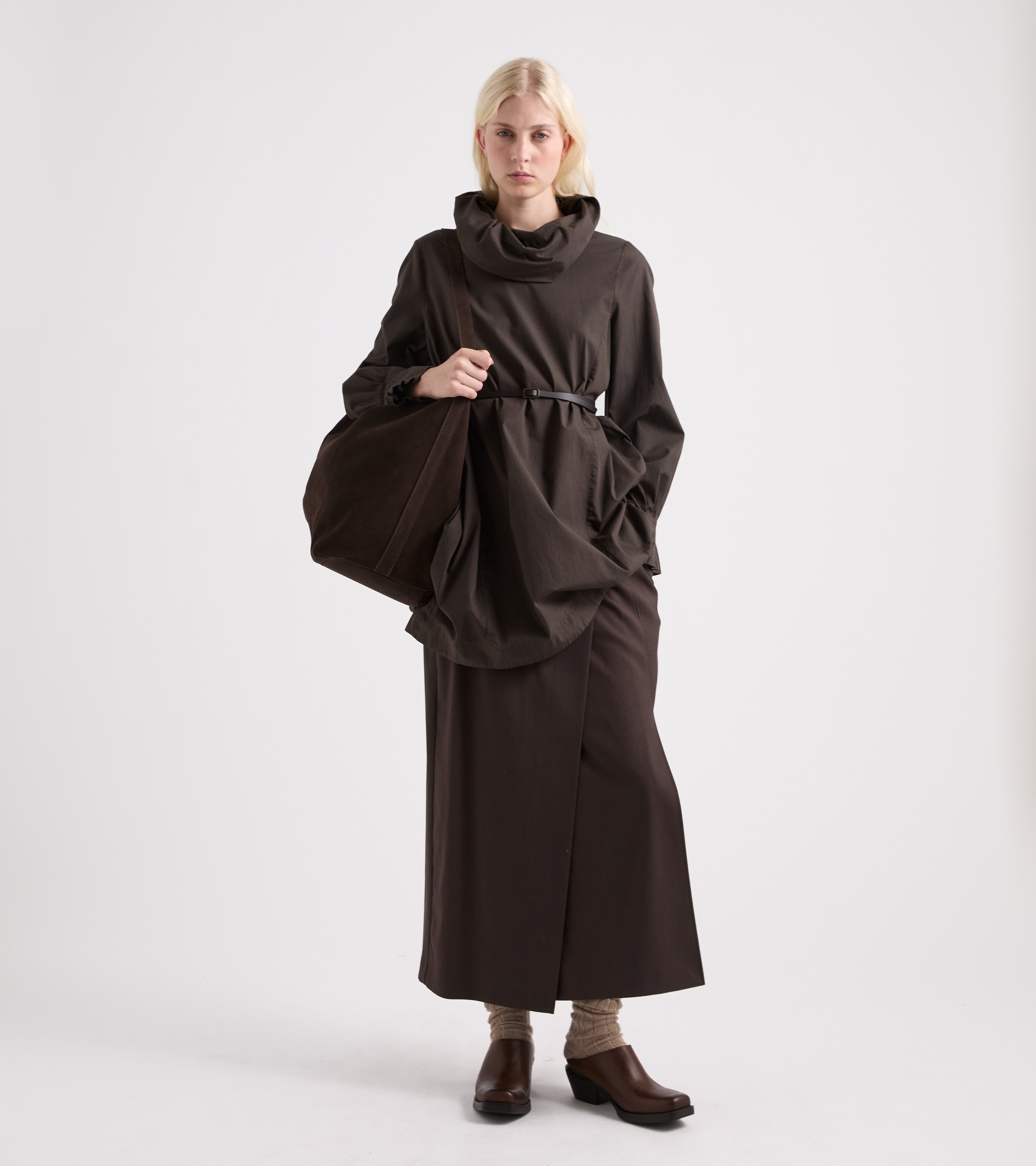 Abito da donna con collo alto nero