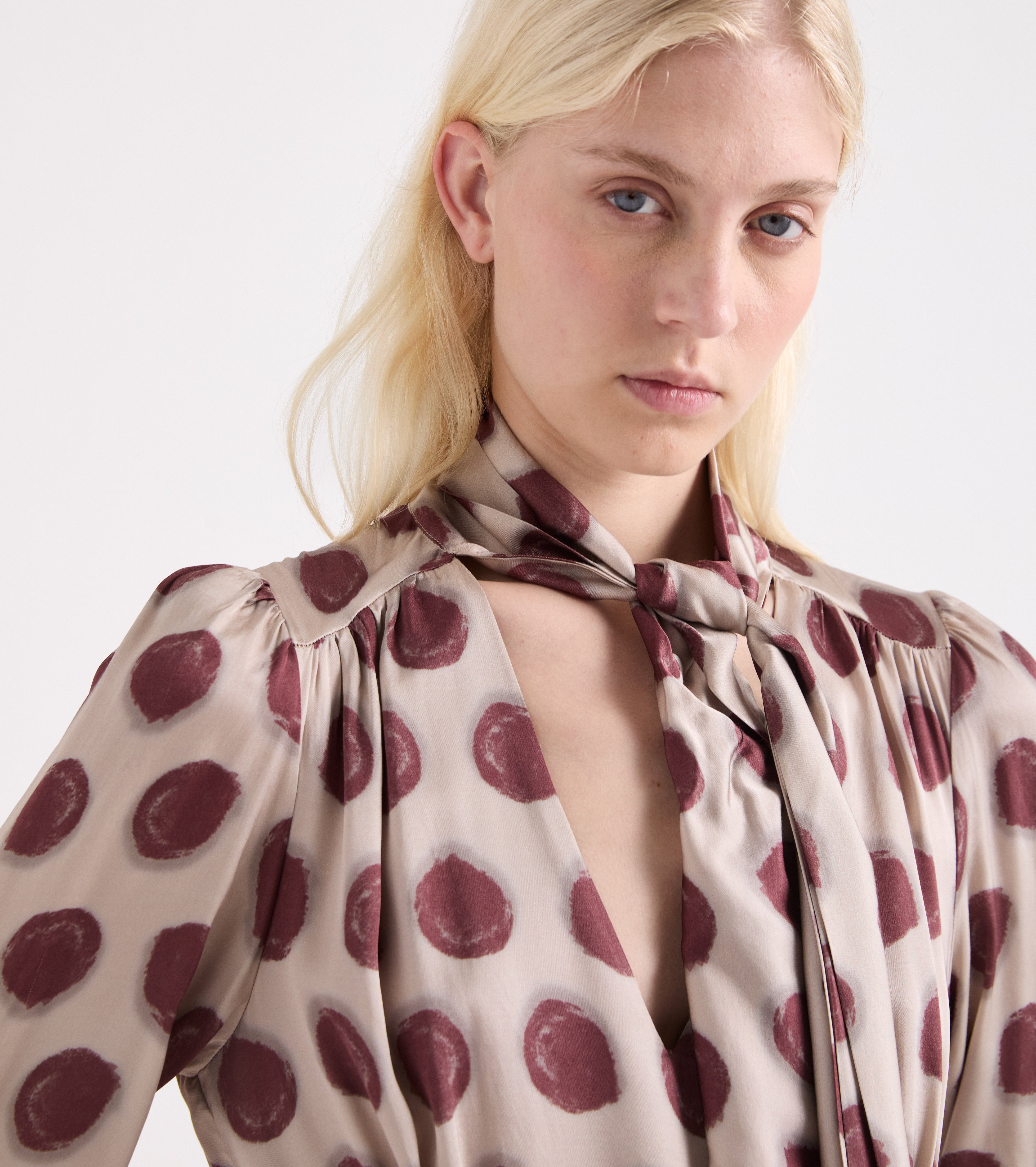 Abito con scollo a V e foulard blue