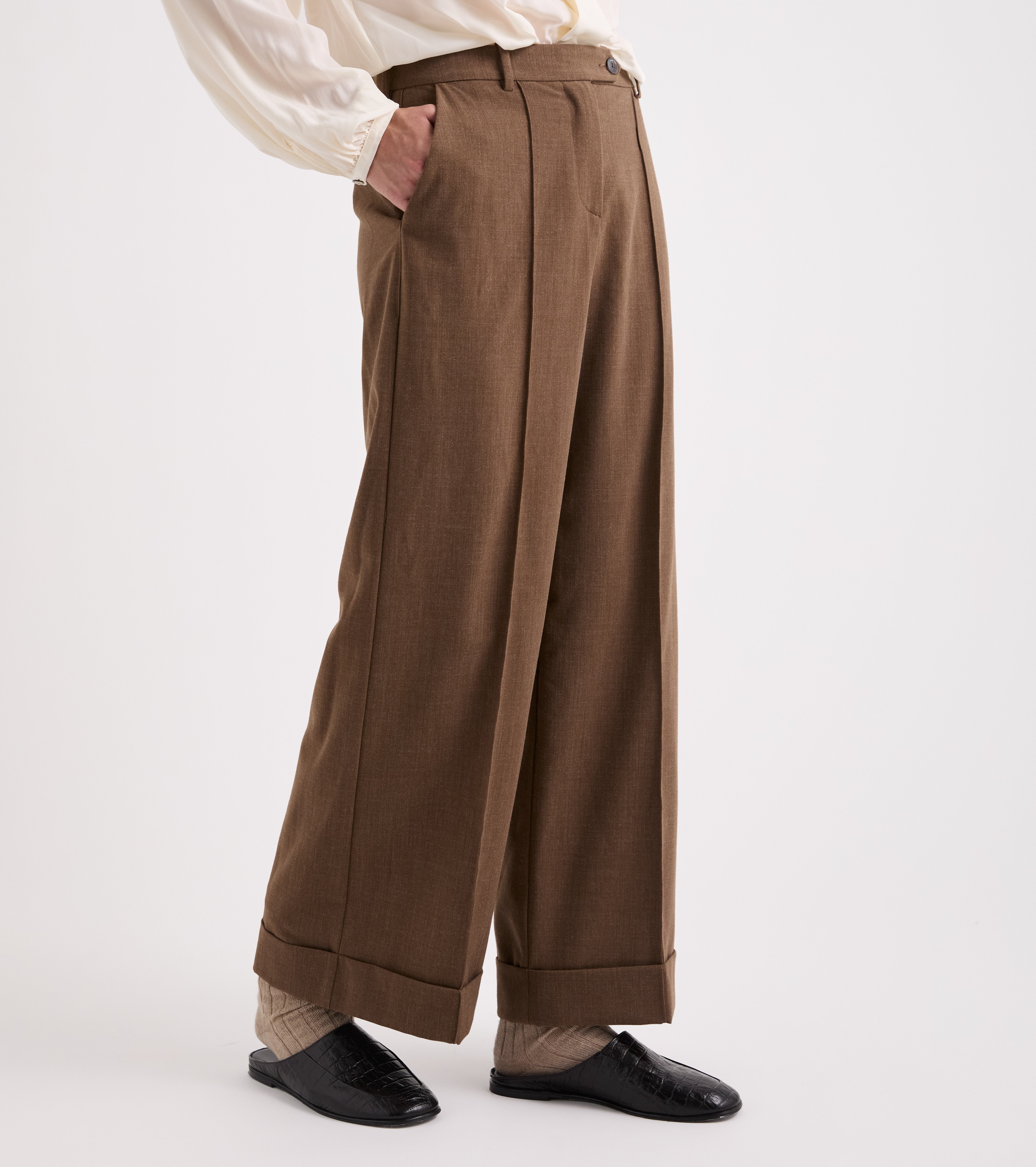 Pantaloni wide leg con risvolto nero