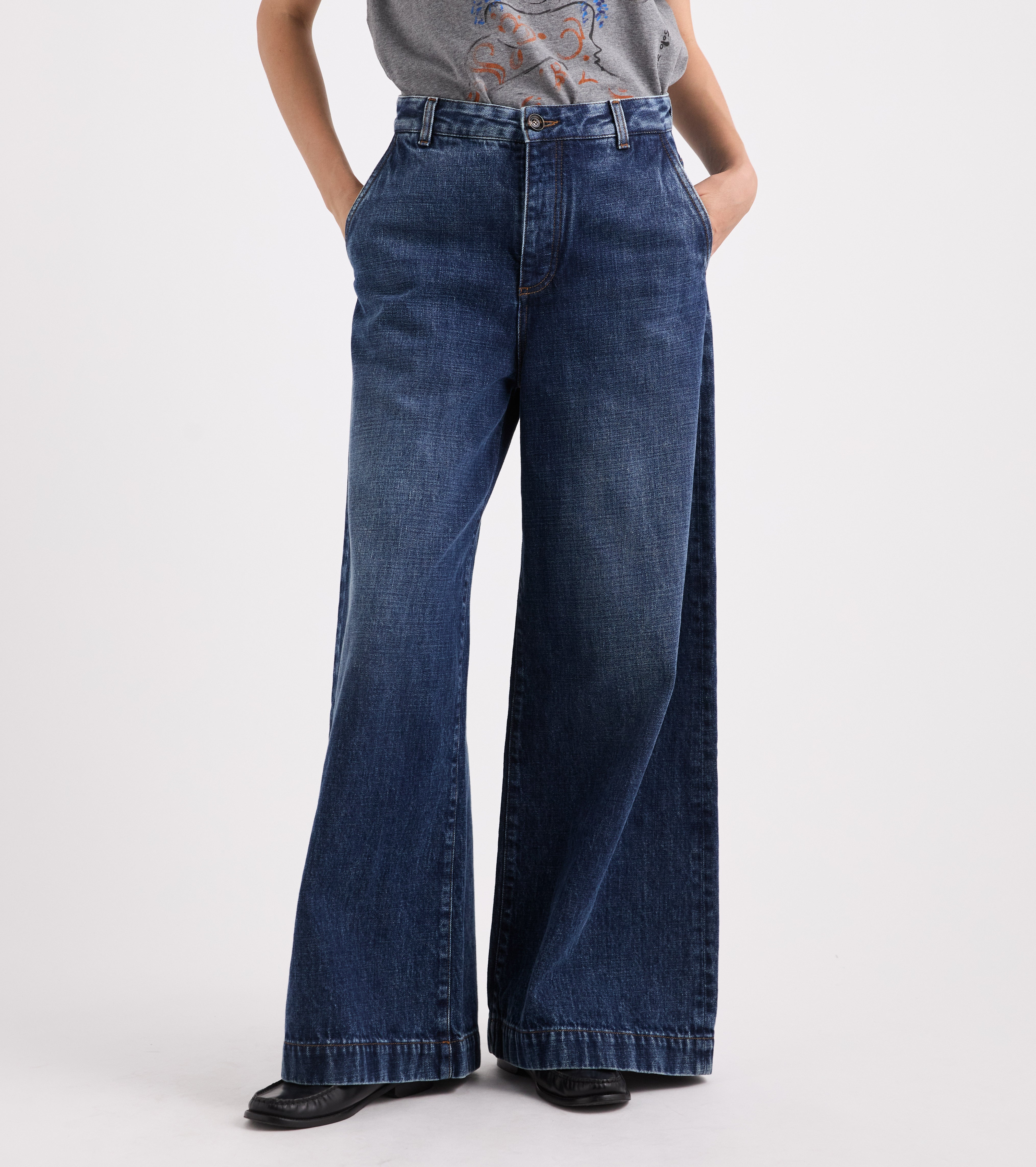 Cotton jeans with a distressed look
