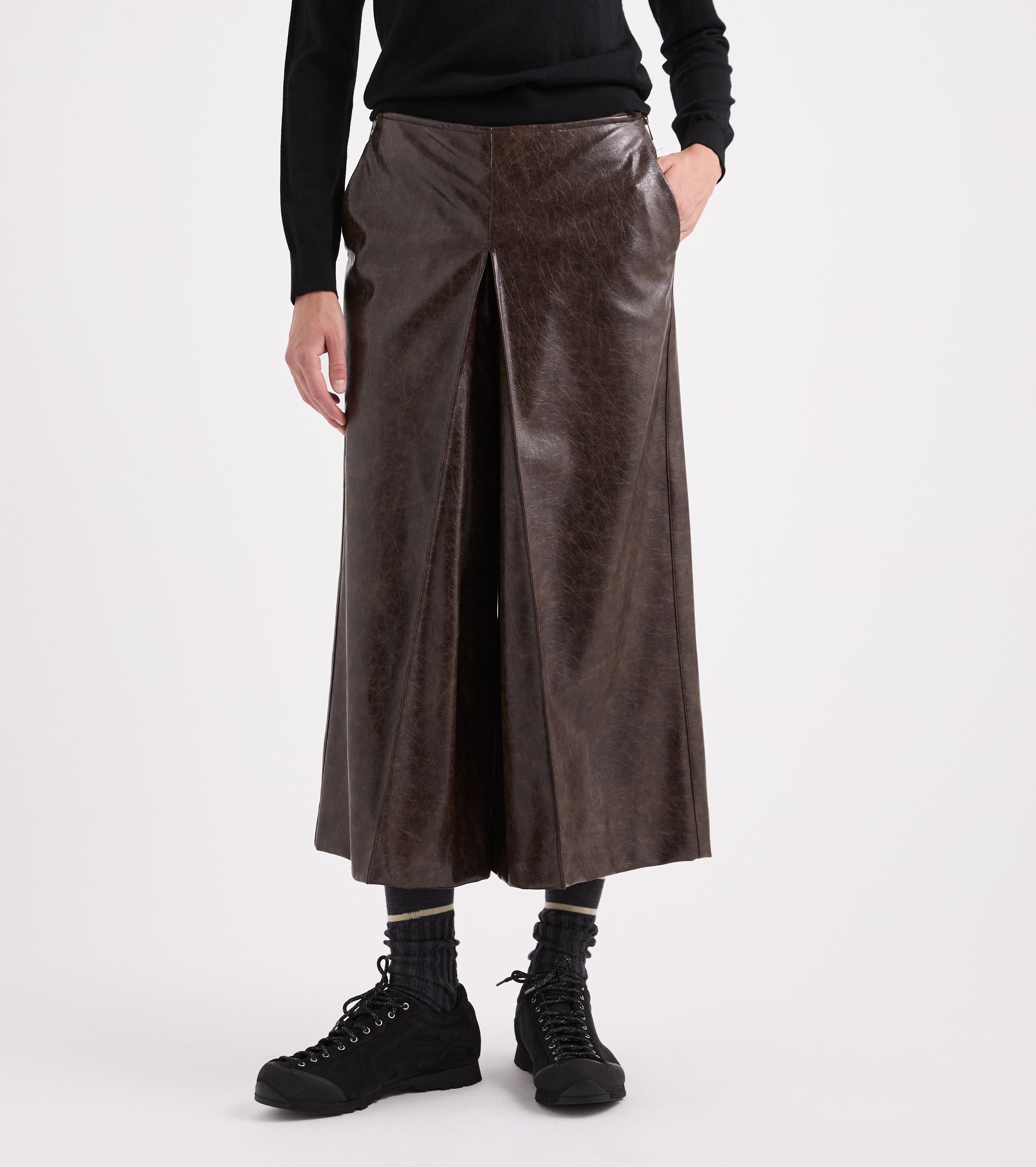 Pantaloni effetto pelle con piega marrone