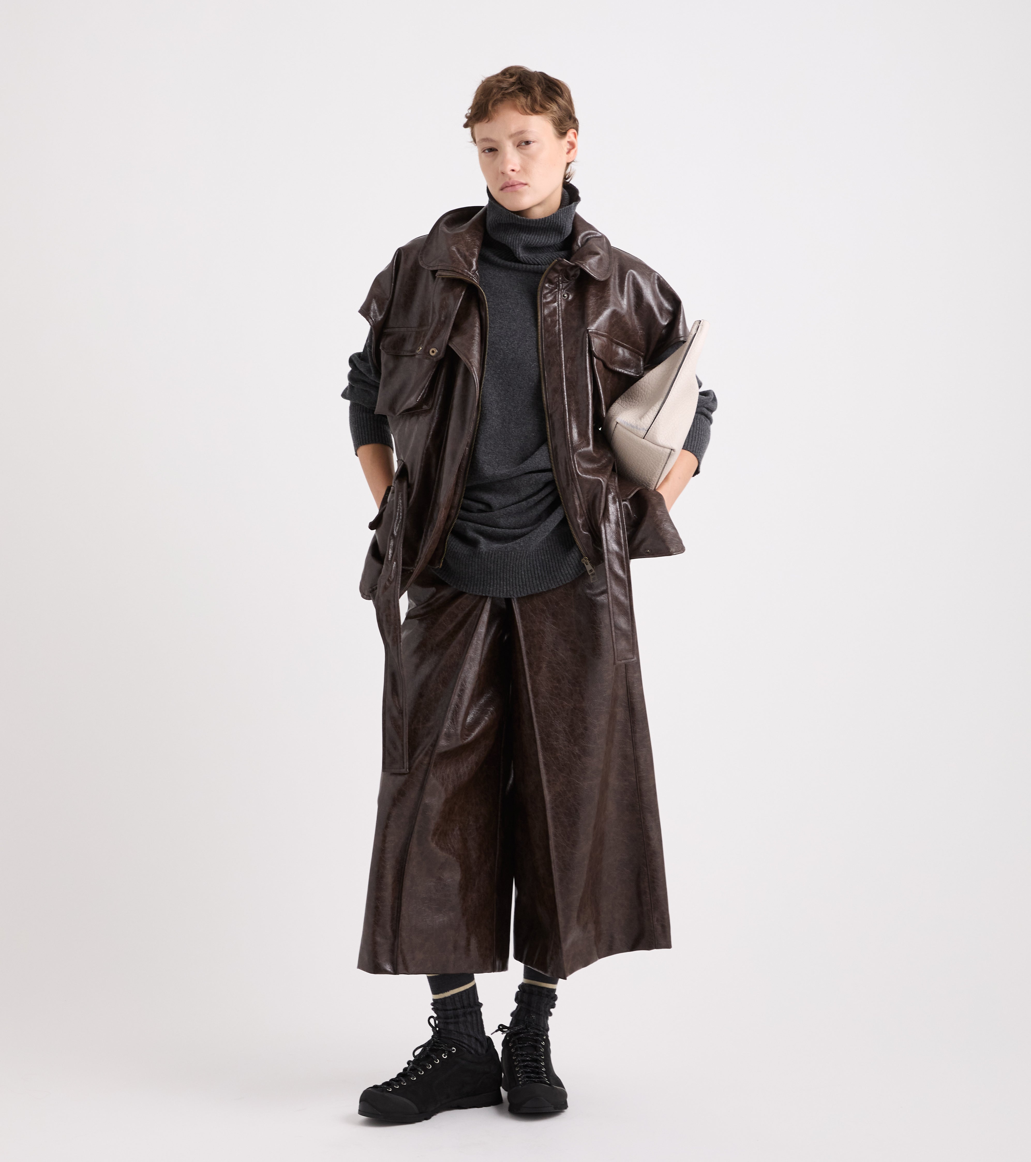 Pantaloni effetto pelle con piega marrone