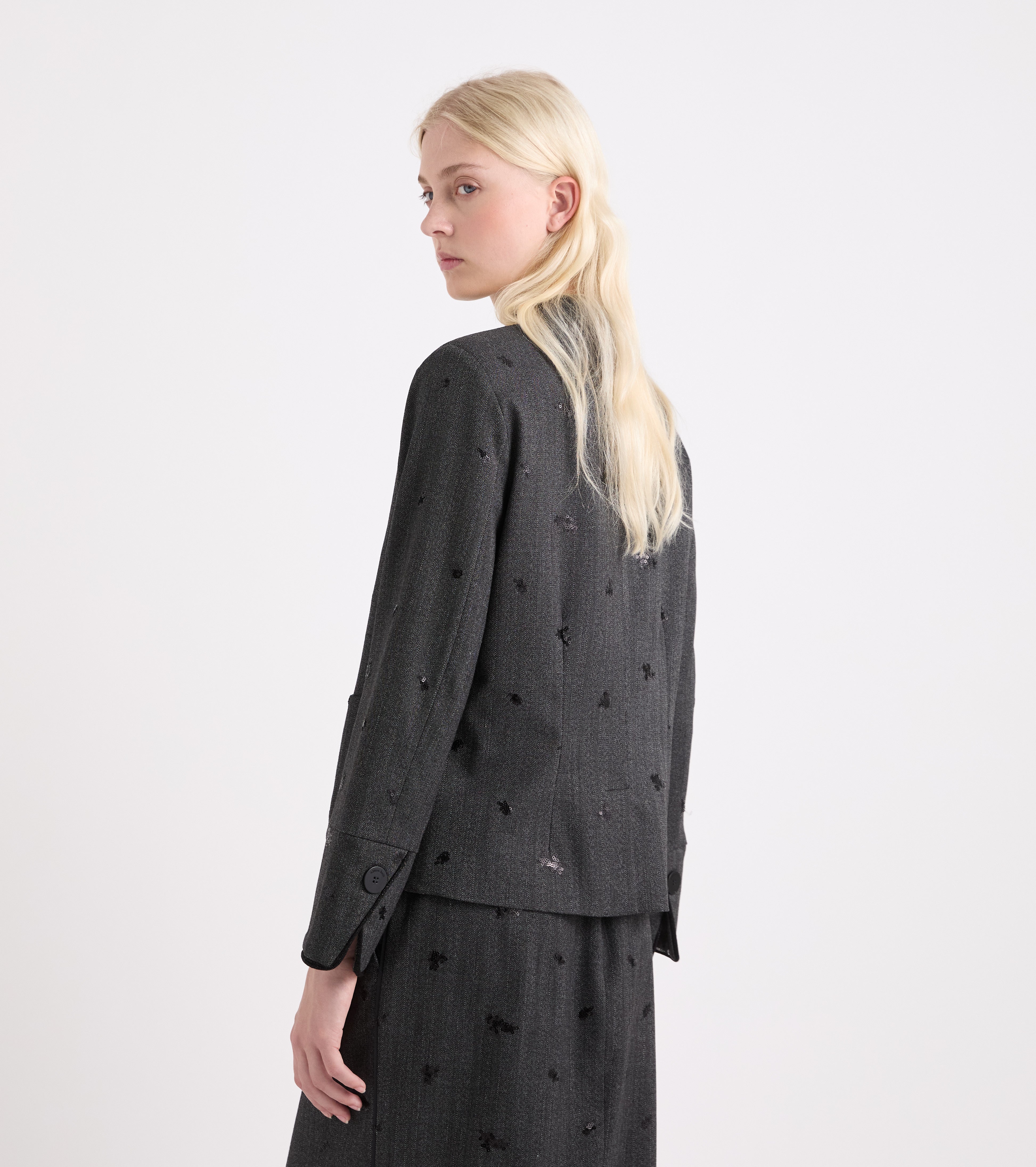 Stretchjakke med broderi og salt- og peberfarvede knapper