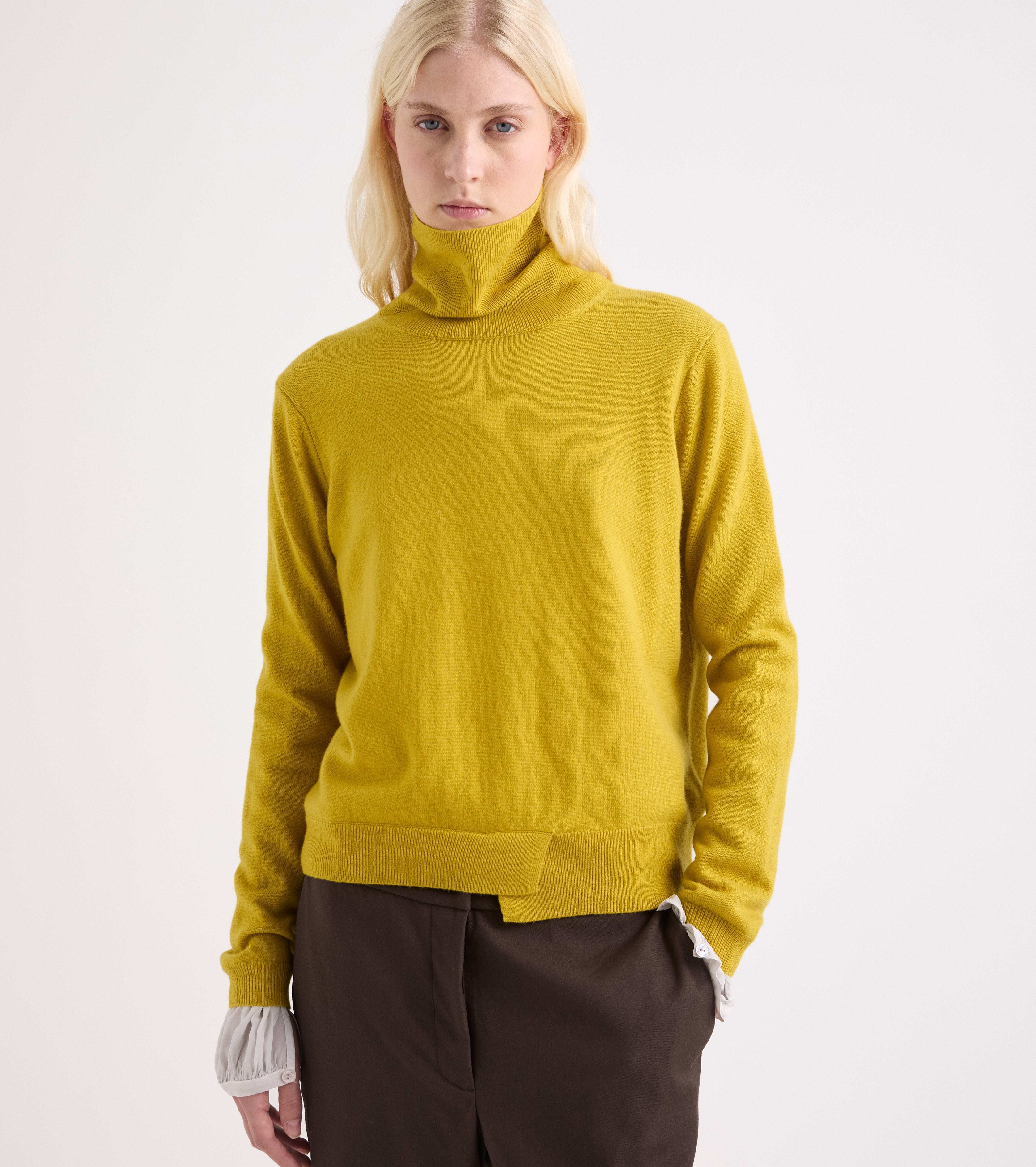 Rullekravesweater i uldblanding i olivenfarve