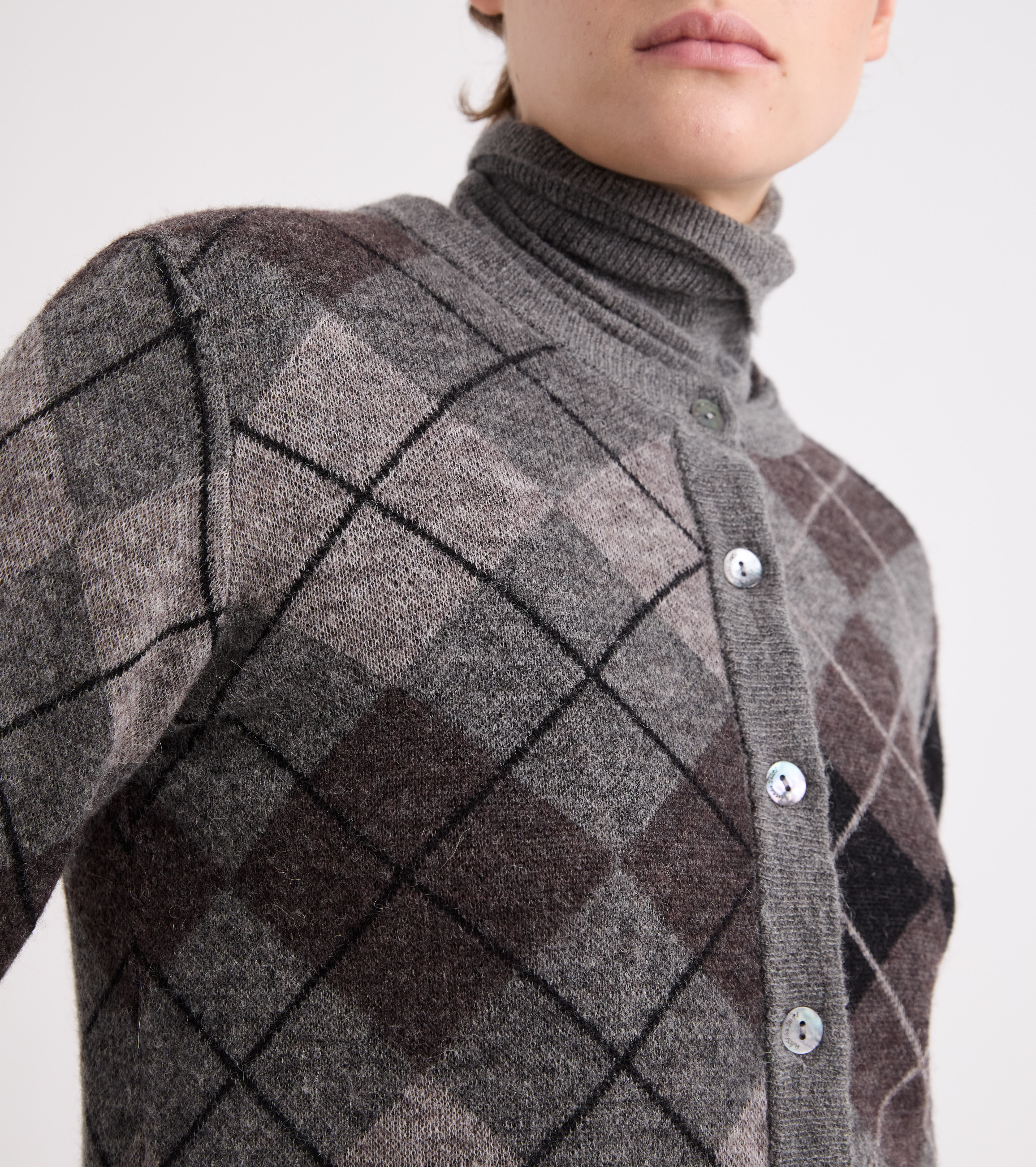 Cardigan med rombe-mønster og rombeformede knapper