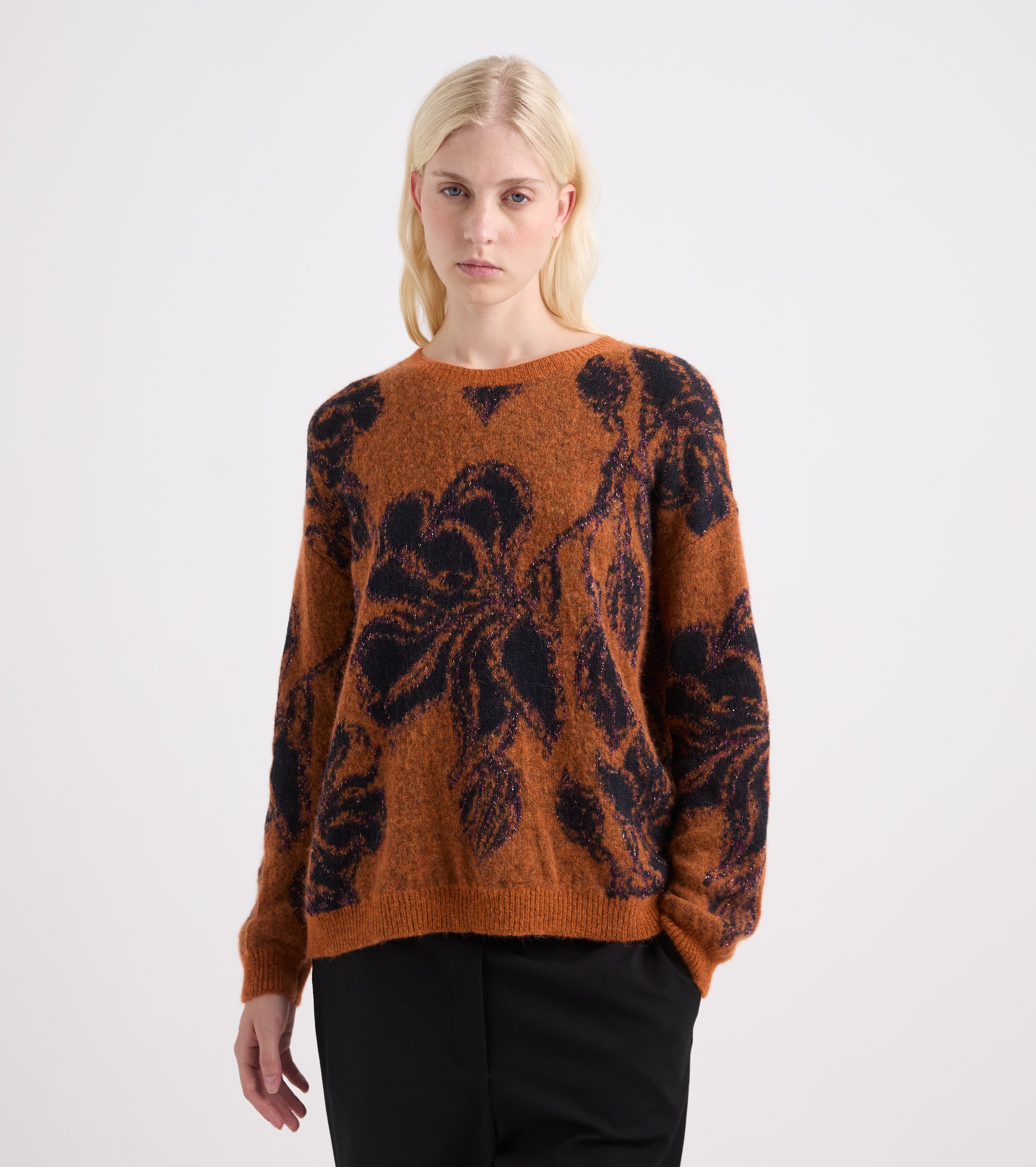 Blomstret trøje i en blanding af alpaca og uld i farverne orange og navy
