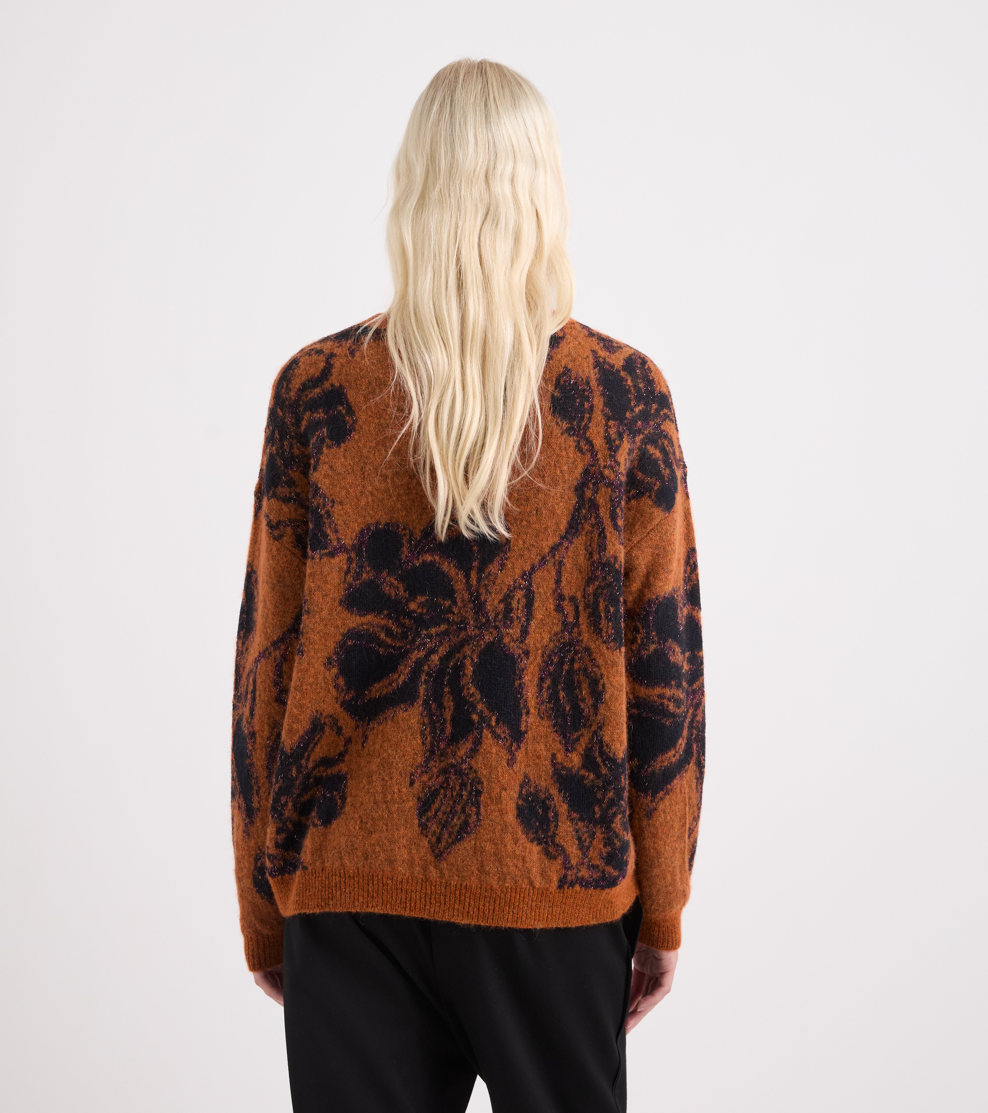 Blomstret trøje i en blanding af alpaca og uld i farverne orange og navy