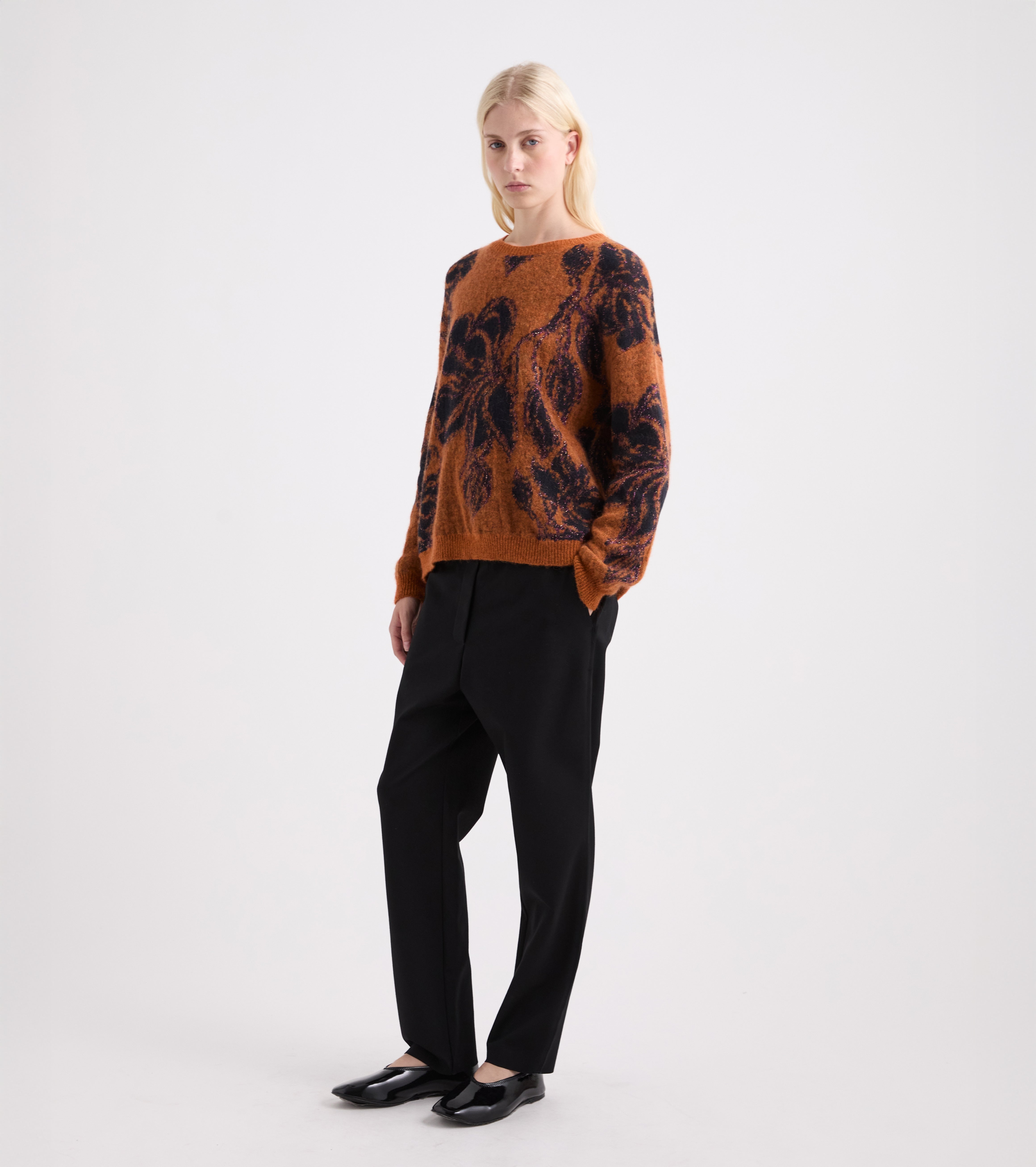 Blomstret trøje i en blanding af alpaca og uld i farverne orange og navy