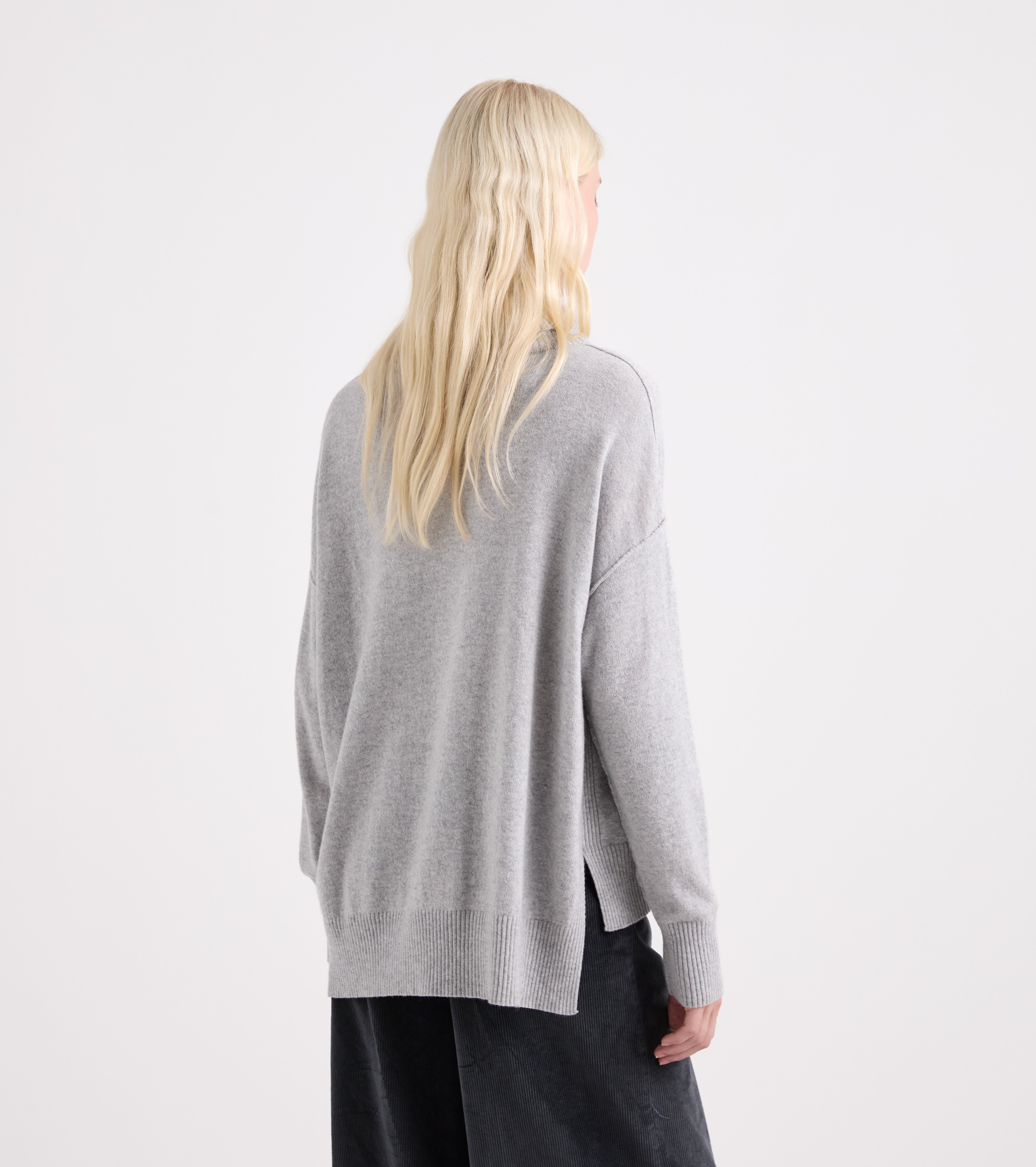 Maglia dolcevita con spacchetti verde